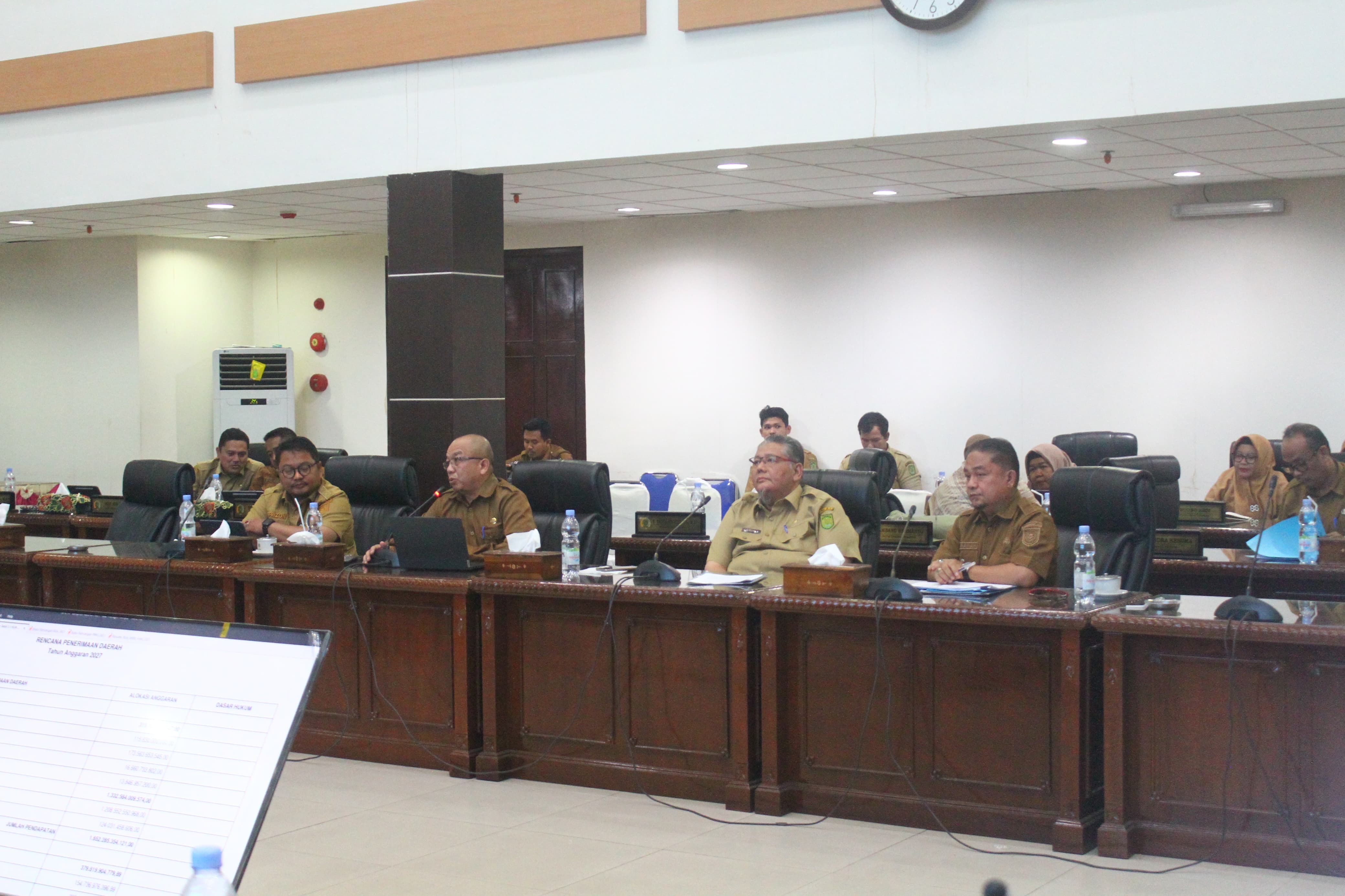 KEPALA BKAD KABUPATEN INDRAGIRI HILIR BESERTA JAJARAN HADIRI RAPAT BADAN ANGGARAN DPRD